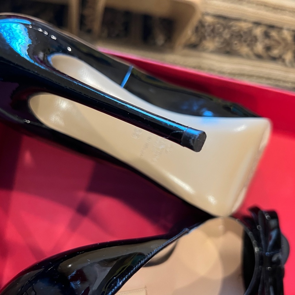Valentino Garavani
Patent Leather Open Toe Bow Pumps
Size 38 - Picture 7 of 10